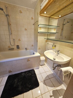 Bathtub, hair dryer, towels, soap - Vacation home Gottschlicht near Rottach-Egern am Tegernsee, own parking lot, W-LAN (Rottach-Egern)