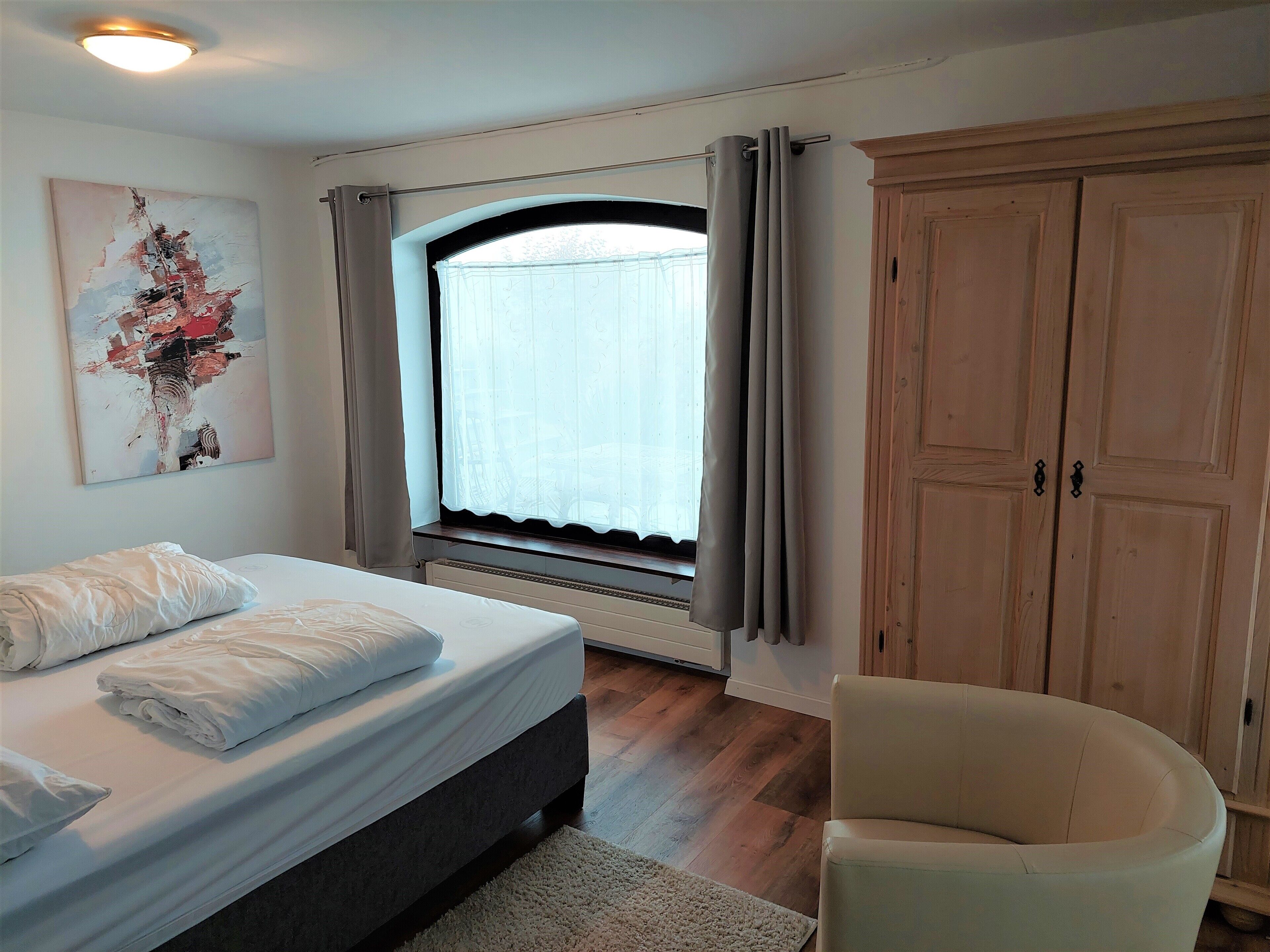 5 bedrooms, travel crib, free WiFi, bed sheets