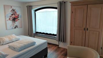 5 bedrooms, travel cot, free WiFi, bed sheets