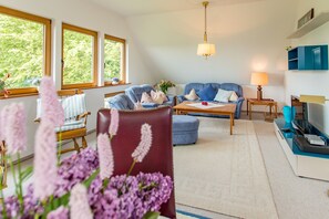 Fernseher, Bücher, Musikbibliothek, Stereoanlage