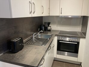 ثلاجة، فرن، موقد طهي مسطح، غسالة أطباق