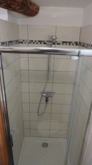 Shower, hair dryer, towels - Terrace, large kitchen, WLAN, high quality equipped! Garden 2 min from the house (Berlou)