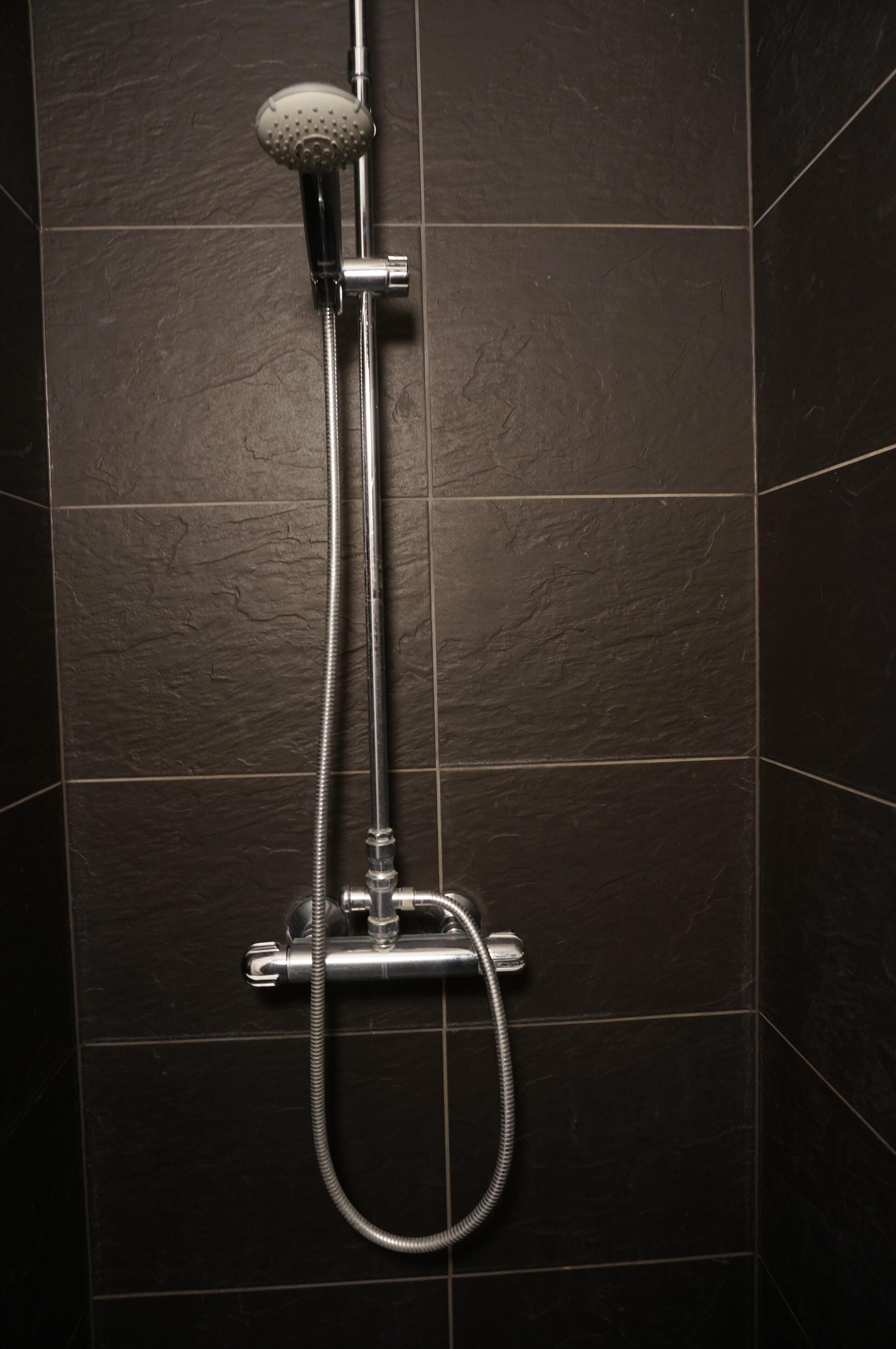 Douche, sèche-cheveux, serviettes fournies, savon