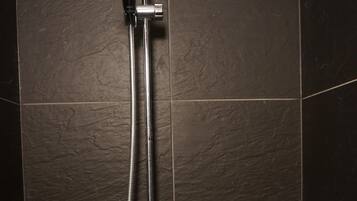 Douche, sĂšche-cheveux, serviettes fournies, savon