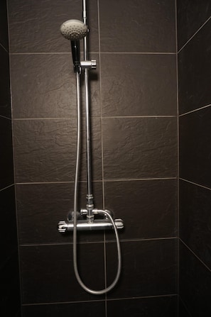 Een douche, een haardroger, handdoeken, zeep
