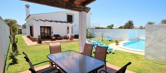 Private pool, beautiful landscaped garden, covered barbecue terrace, 2 bathrooms - Casa Arenas -