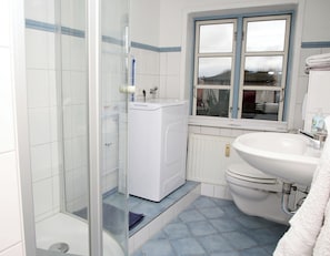 Shower, hair dryer, towels, toilet paper - modern, central in d. Old town, quiet area, incl. Parking, Wi-Fi (Flensburg)