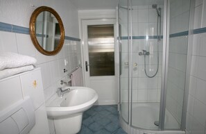 Bruser, hårtørrer, håndklæder, Toiletpapir