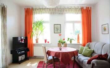 Sehr gemütliches u. stilvolles Wohnzimmer mit TV und Balkon 