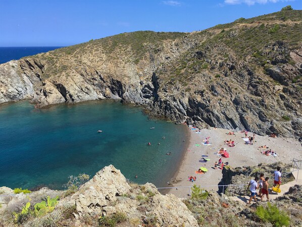 On the beach, sun loungers - Very nice house right by the sea with a wonderful panorama!  (Banyuls-Sur-Mer)