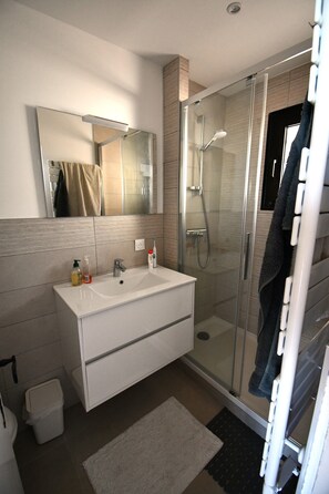 Baignoire, séchoir à cheveux, bidet, serviettes fournies