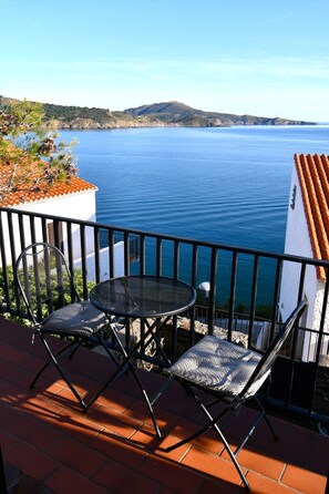 Outdoor dining - Very nice house right by the sea with a wonderful panorama!  (Banyuls-Sur-Mer)