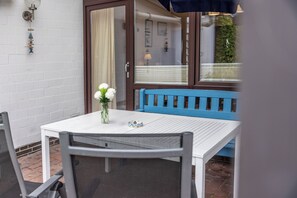 Outdoor dining - The feel-good factor is 100 percent: the first floor apartment was completely renovated. (Carolinensiel)