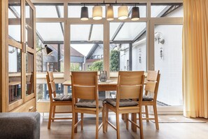 Dining - The feel-good factor is 100 percent: the first floor apartment was completely renovated. (Carolinensiel)