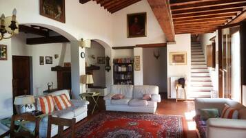 Smart-tv, een open haard, videospelletjes en een dvd-speler