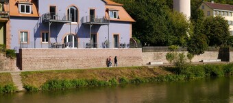 タウバーのほとりにあるサンテラス付きの素晴らしいアパートメント