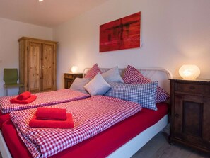 4 bedrooms, desk, iron/ironing board, travel cot - Dream home: sauna, fireplace, great view, bbq, fenced garden, playground, kids room (Alpirsbach)