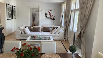 Smart-TV, Kamin, Bücher