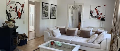 Een smart-tv, een open haard en boeken