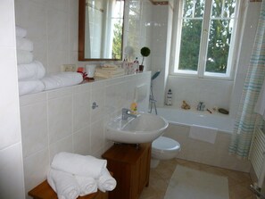 Ensemble douche/baignoire, sèche-cheveux, serviettes fournies, savon