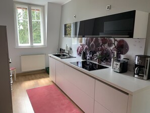 Kjøleskap, mikrobølgeovn, ovn og kokeplater