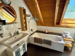 Duschwanne, Haartrockner, Handtücher, Seife