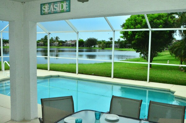 A heated pool - Fantastic location directly on the lake, with pool and sun terrace on the west side (Fort Myers)