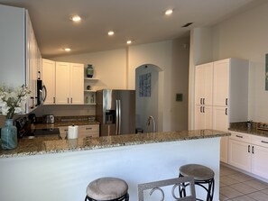 Fridge, microwave, oven, stovetop - Fantastic location directly on the lake, with pool and sun terrace on the west side (Fort Myers)