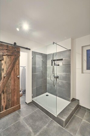 Bathtub, hair dryer, towels