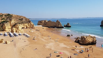 Camastros y toallas de playa
