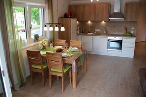 Réfrigérateur, un four, surface de cuisson, lave-vaisselle