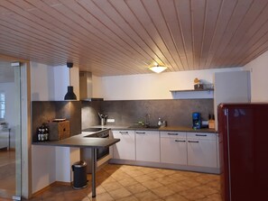 Réfrigérateur, four, plaque de cuisson, lave-vaisselle