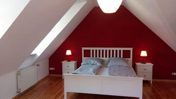 3 bedrooms, travel cot, free WiFi, bed sheets