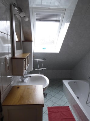 Ensemble douche/baignoire, sèche-cheveux, savon, papier toilette