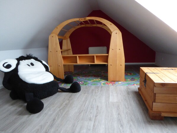 2 bedrooms, desk, travel cot, free WiFi