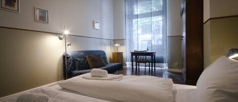 3 Schlafzimmer, Schreibtisch, Bügeleisen/Bügelbrett, Reisekinderbett