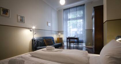 Große Altbauwohnung mit bis zu 5 Schlafräumen, 2 Eingängen und 3 Badezimmern