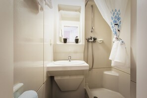 Combined shower/bathtub, hair dryer, towels, soap