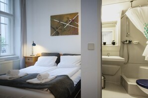 3 bedrooms, desk, iron/ironing board, travel cot