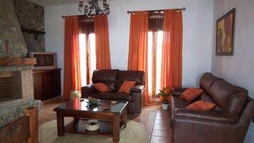 Televisión y chimenea