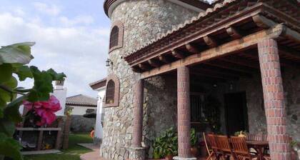 Andalusian style, private pool with salt water, just 500 meters to Conil, landscaped garden, brick BBQ - Casa Maria del Carmen -