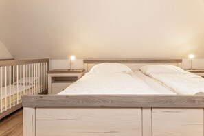 3 habitaciones, tabla de planchar con plancha y cuna de viaje 