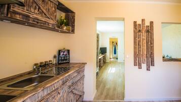 Fridge, oven, stovetop, coffee/tea maker