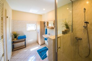 Dusche, Haartrockner, Handtücher, Seife