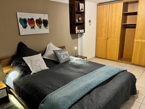 1 Schlafzimmer, Reisekinderbett, kostenloses WLAN, Bettwäsche