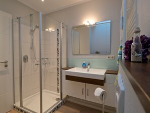 Shower, hair dryer, towels, soap - High quality apartment, Büsum, W-Lan, 200m to the beach, 300m to the center, promenade (Büsum)