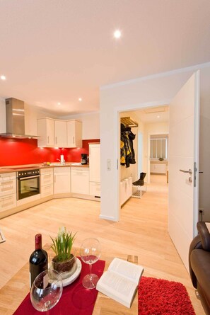 Fridge, oven, stovetop, dishwasher - High quality apartment, Büsum, W-Lan, 200m to the beach, 300m to the center, promenade (Büsum)