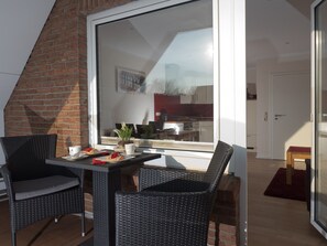 Outdoor dining - High quality apartment, Büsum, W-Lan, 200m to the beach, 300m to the center, promenade (Büsum)