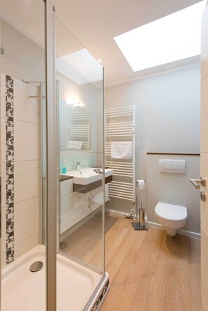 Shower, hair dryer, towels, soap - High quality apartment, Büsum, W-Lan, 200m to the beach, 300m to the center, promenade (Büsum)