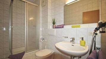 Dusche, Haartrockner, Handtücher, Toilettenpapier